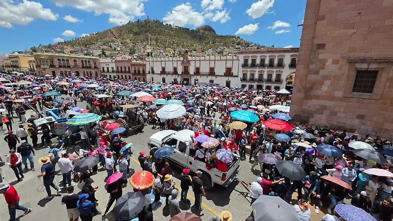 Maestros marchan en Zacatecas y se concentran en Plaza de Armas